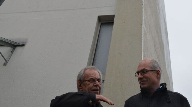 Dekan Robert Widmann (links) und Kirchengemeinderat Martin Brauße vor der Liebfrauenkirche.  GEA-FOTO: SAUTTER