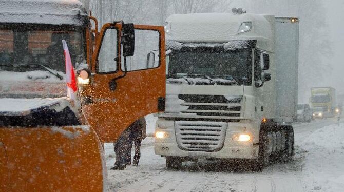 Schnee brachte besonders den Lastwagen Probleme, die auf voraus fahrende Schneepflüge angewiesen waren. Foto: Bernd März