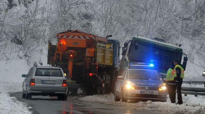 Tief verschneit waren viele Straßen auf der Alb (hier bei St. Johann). An Steigungen wie am »Zaininger Buckel« auf der B 28 strandeten Lastwagen reihenweise. FOTO: NIETHAMMER