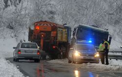 Tief verschneit waren viele Straßen auf der Alb (hier bei St. Johann). An Steigungen wie am »Zaininger Buckel« auf der B 28 stra