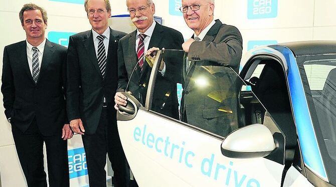 Winfried Kretschmann (von rechts), Ministerpräsident des Landes Baden-Württemberg, Daimler-Chef Dieter Zetsche, Stuttgarts Oberbürgermeister Wolfgang Schuster und EnBW-Chef Frank Mastiaux an der Seite eines Elektro-Smarts. FOTO: DPA.