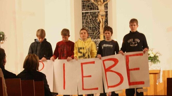 Die Konfirmanden, dieses Bild entstand vor drei Jahren, appellieren in der Martinskirche mit Schrift- und dem Lichtzeichen der Aids-Hilfe an die Gottesdienstbesucher, HIV-Infizierte in ihrer Mitte zu halten.  GEA-ARCHIV-FOTO: DÜRR