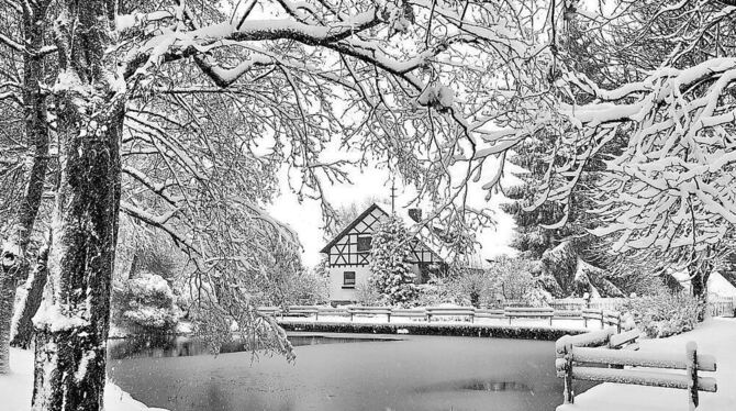 Postkartenidylle, aber noch nicht eislauftauglich, die Hüle in Hohenstein-Bernloch.  FOTO: PULVERMÜLLER