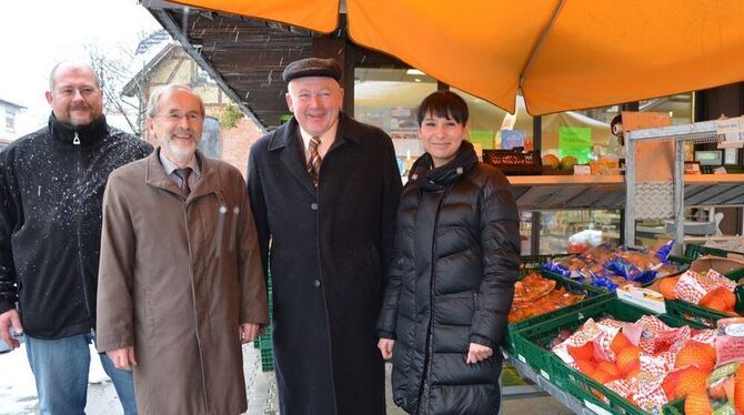 Die 30-jährige Esme Can (rechts) wird den Lebensmittelmarkt von Albert Stoll (2. von rechts) weiterführen. Bürgermeister Rudolf Heß und Kämmerer Roland Deh (links) haben dafür gesorgt, dass die Stadt das Gebäude erwerben konnte.  GEA-FOTO: SCHÖBEL