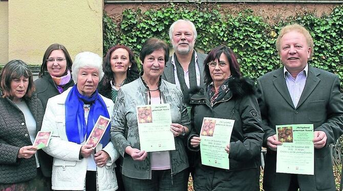 Die Flyer sind gedruckt: Die Organisatorinnen der Heiligabend-Feier mit Hermann Rist, Leiter des Caritaszentrums (rechts) und Günter Klinger, Geschäftsführer des Diakonieverbands Reutlingen. FOTO: WIECHERT