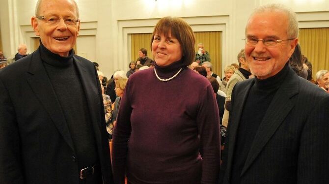 Für Niklaus Brantschen (links) ist Zen eine Lebenshaltung. Im Spitalhofsaal wurde er vom Moderatoren-Duo Ulla Heinemann und Professor Norbert Vogel befragt. FOTO: KUS