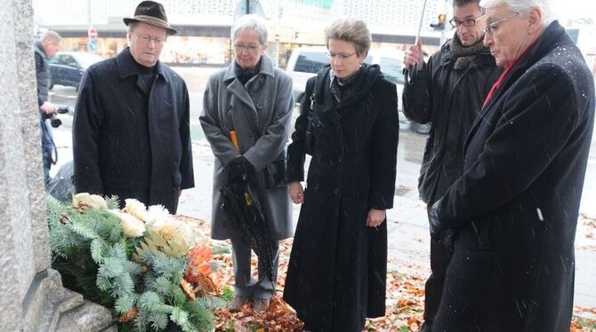 Gedenken am Denkmal Friedrich Lists (von links): Michael Ott und Elsbeth Reich (beide Reutlinger Liederkranz), Reutlingens Oberbürgermeisterin Barbara Bosch, Stadtarchivar Dr. Roland Deigendesch und der Liederkranz-Vorsitzende Gerhard Mench. GEA-FOTO: MEYER