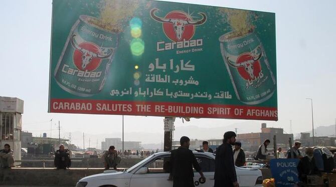 Ein Billboard in Kabul wirbt für einen Energy-Drink. Foto: Can Merey