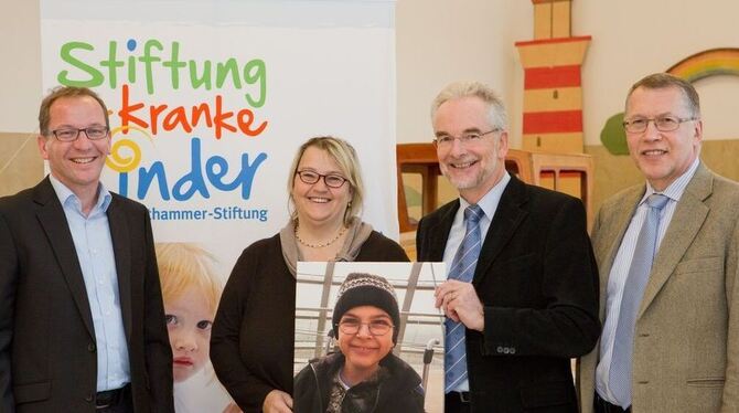 Spende sorgt für Freude (von links): Thomas Hassel (Stiftung für kranke Kinder), Sabine Vaihinger mit dem Bild ihres Sohnes, der vor einem Jahr verstarb, Professor Martin Schöning und Professor Rupert Handgretinger von der Universitätskinderklinik. FOTO: MSC