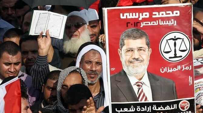 Gestern hatten zehntausende Anhänger von Präsident Mohammed Mursi in Kairo für einen größeren Einfluss des islamischen Rechts