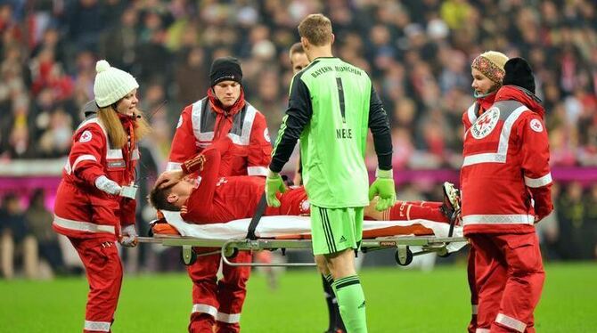 Bayerns Holger Badstuber musste mit einem Kreuzbandriss vom Platz getragen werden. Foto: Marc Müller