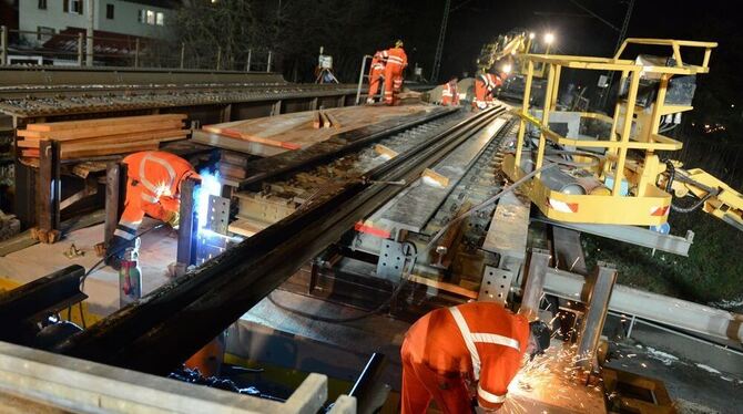 Nachtschicht: Die Eisenbahnbrücke in der Poststraße wird derzeit provisorisch instand gesetzt. Sogar Gleise mussten übers Wochenende neu verlegt werden. GEA-FOTO: PACHER