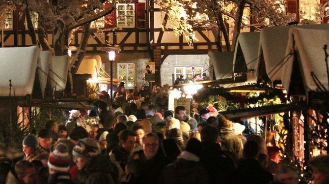 Singen, genießen, bummeln: Die Weihnachtsmärkte in Münsingen sowie in Zwiefalten kamen gut an. FOTO: WARNACK