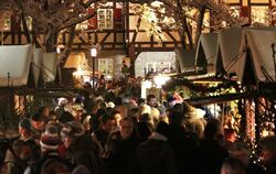 Singen, genießen, bummeln: Die Weihnachtsmärkte in Münsingen sowie in Zwiefalten kamen gut an. FOTO: GEA