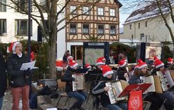 Weihnachtsmarkt in Dettingen: Der Harmonikaclub spielt, Bürgermeister Michael Hillert und der Vorsitzende des Gewerbevereins, Dr