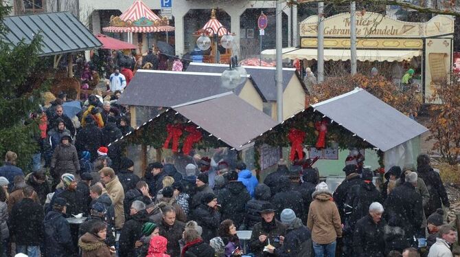 Dicht umlagerte Stände auf dem Weihnachtsmarkt in der Pliezhäuser Ortsmitte.  FOTO: SANDER