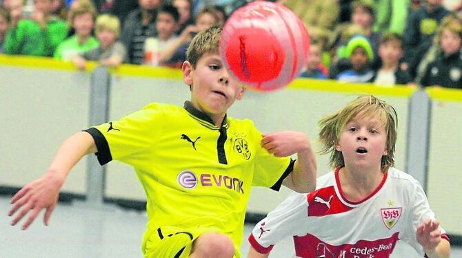 Manuel Reutter (rechts) schießt den VfB Stuttgart im Endspiel gegen die U12 von Borussia Dortmund zum 3:2-Sieg und damit zum Gew