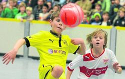 Manuel Reutter (rechts) schießt den VfB Stuttgart im Endspiel gegen die U12 von Borussia Dortmund zum 3:2-Sieg und damit zum Gew