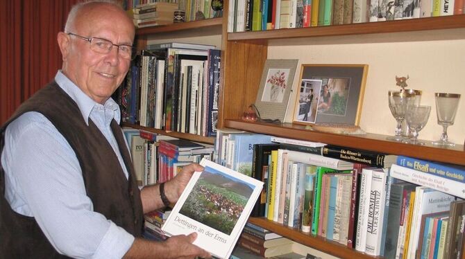 Hoch ausgezeichnet: Fritz Kalmbach mit dem Dettinger Heimatbuch. GEA-FOTO: FÜSSEL