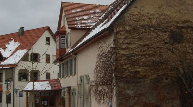 Im Frühjahr geht es an den Umbau: Das Gebäude Eninger Straße 2 in Glems wird zum Dorfgemeinschaftshaus. Dort ist bereits der Gemeindesaal der Kirchengemeinde untergebracht. Den Scheunenanbau übernimmt jetzt die Stadt. Unten entstehen ein großes, gemeinsam nutzbares Foyer und die erforderlichen Nebenräume, oben ein großer Versammlungsraum mit Galerie. An der Giebelseite muss eine Feuertreppe angebaut werden. GEA-FOTO: MARKUS PFISTERER