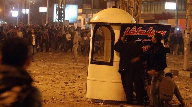 Anhänger und Gegner von Präsident Mursi lieferten sich die ganze Nacht hindurch Straßenschlachten. Foto: Khaled Elfiqi