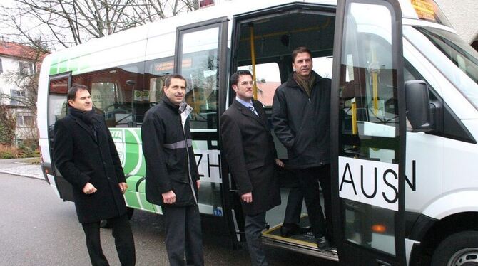 Alles einsteigen! Zur offiziellen Premierenfahrt nehmen Amtsleiter Karl-Heinz Waidmann, Mark Hogenmüller und Bernd Kugel von der RSV sowie Pliezhausens Bürgermeister Christof Dold (von links) Platz im nagelneuen Pliezhäuser Ortsbus.  FOTO: JÜSP