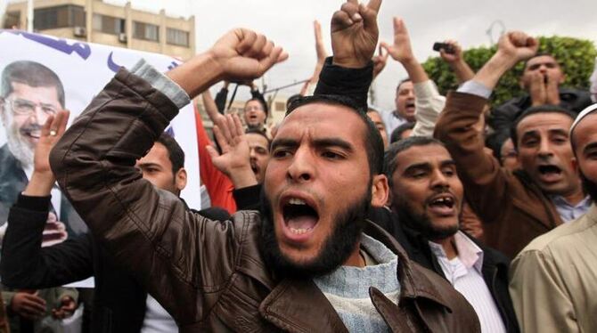 Anhänger der Muslimbruderschaft bei einer Demo vor dem Präsidentenpalast in Kairo. Foto: Khaled Elfiqi