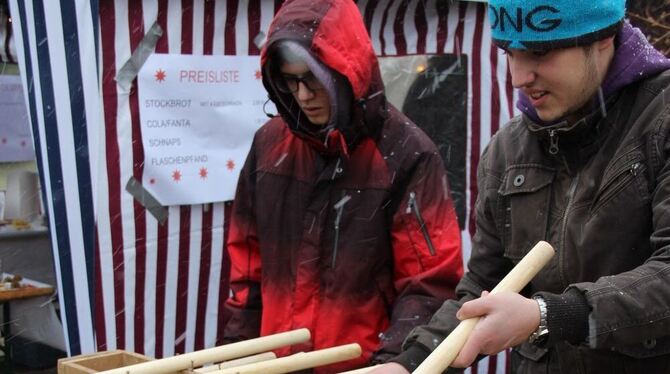 Der Schwimmverein Härten verkaufte auf dem Kusterdinger Weihnachtsmarkt Stockbrot. Andere Vereine verzichteten wegen der Lebensmittelüberwachung. GEA-FOTO: FÖRDER