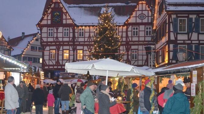 Ein richtiges Weihnachtsmarktdorf entsteht in Bad Urach durch die nach innen zum Platz gerichteten Hütten. Das Fachwerk und Lich