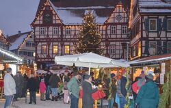 Ein richtiges Weihnachtsmarktdorf entsteht in Bad Urach durch die nach innen zum Platz gerichteten Hütten. Das Fachwerk und Lich