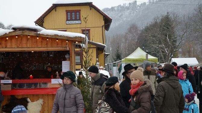 Vereine, Schulen und zahlreiche private Anbieter: Der Weihnachtsmarkt rund um den Honauer Bahnhof hat seit Jahren treue Fans. GE