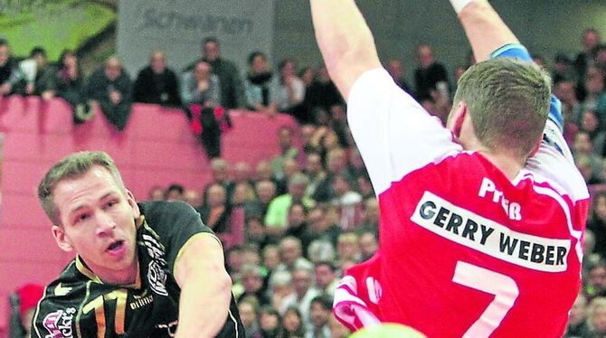 Immer wieder gescheitert: Neuhausens Kapitän Ralf Bader blieb bei der 21:23-Niederlage gegen Lemgo ohne Torerfolg. Rechts: Lemgos Ex-Nationalspieler Sebastian Preiß. FOTO: LANGER