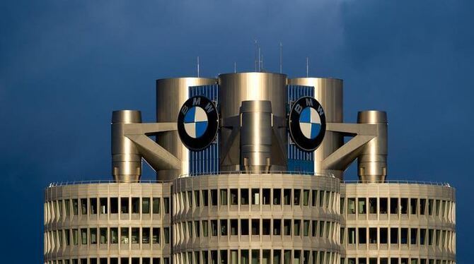 Die Türme der BMW-Zentrale in München. Für die drei deutschen Nobelmarken BMW, Audi und Daimler wird 2012 das beste Jahr ihre