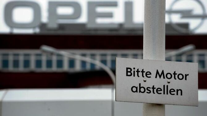 Das Schild »Bitte Motor abstellen« auf einem Schild vor dem Opel-Werk in Bochum. Foto: Federico Gambarini