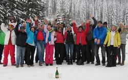 Eine lustige Wintersportler-Truppe: die Teilnehmer des GEA-Skiopenings in Gargellen. FOTO: DENGEL