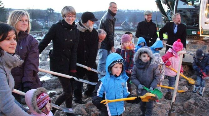 Jetzt geht es los: Der Spatenstich für die erste Kinderkrippe in Neckartenzlingen für Kinder unter drei Jahren ist gemacht.  FOT