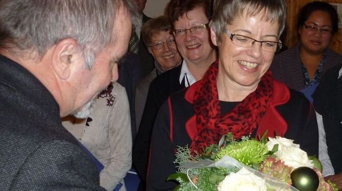 Blumen vom Vorsitzenden: Helmut Walz würdigte das große Engagement von Jubilarin Ursula Braun und ernannte sie zum Ehrenmitglied