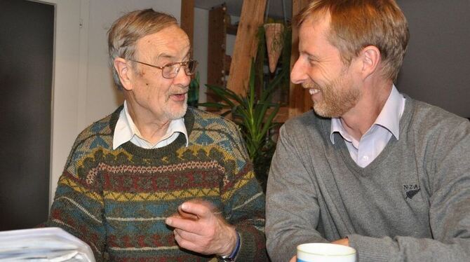 Peter Behrens (links neben dem früheren Marienkirchen-Pfarrer Johannes Eißler) will Gott den Menschen näher bringen.  FOTO: SEIT