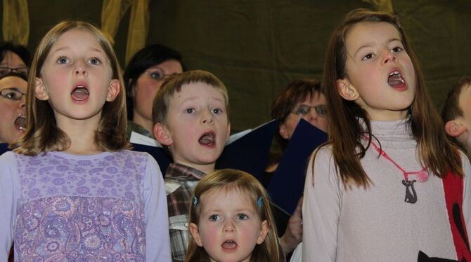 Wenn Groß und Klein zusammen singen: der Chor voller Inbrunst.  FOTO: SCHEURER