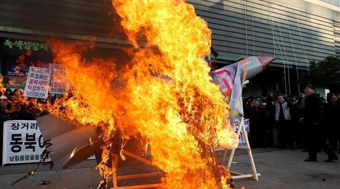 Südkoreanische Demonstranten zeigen deutlich, was sie von den Raketentests im Nachbarland halten. Foto: Jeon Heon-Kyum