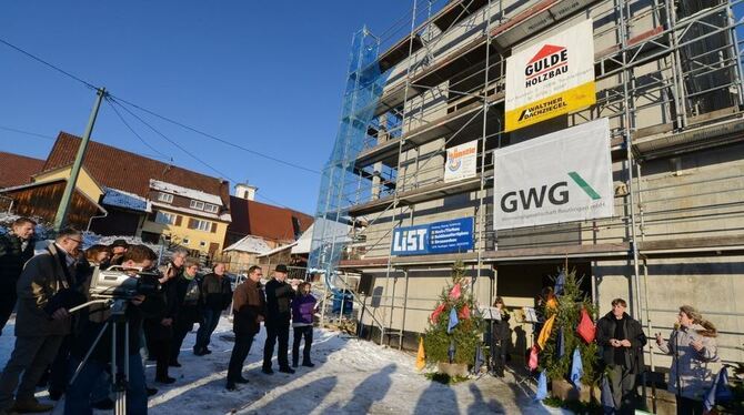 Freude in Rommelsbach: Der Rohbau für den künftigen SB-Markt steht. GEA-FOTO: PACHER