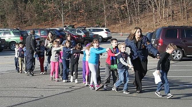 Polizisten evakuieren Kinder aus der Grundschule. Foto: Shannon Hicks