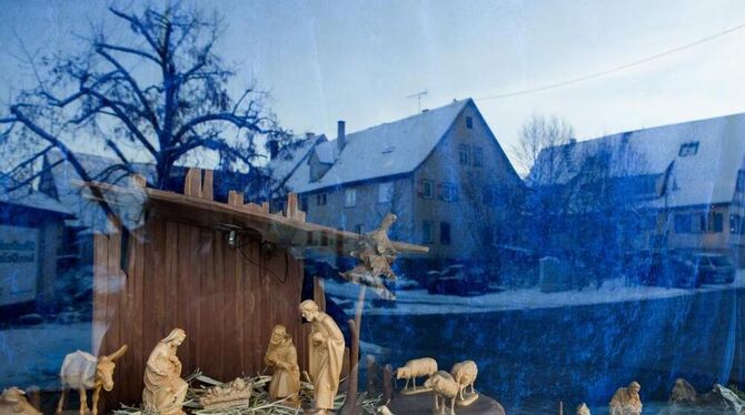 Bei Elektro Brendel stehen die Krippenfiguren scheinbar In der Gass neben der Kreuzung zu Dorfstraße, Neuer Steige und Im Gässle. Die Schaufensterspiegelung machts möglich. FOTO: SCHREIER