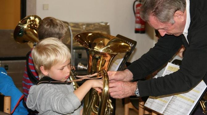 Tipps vom Meister: Mika lässt sich von Ulrich Gänßle zeigen, wie er seine Finger auf dem Tenorhorn platzieren muss.  GEA-FOTO: HAILFINGER