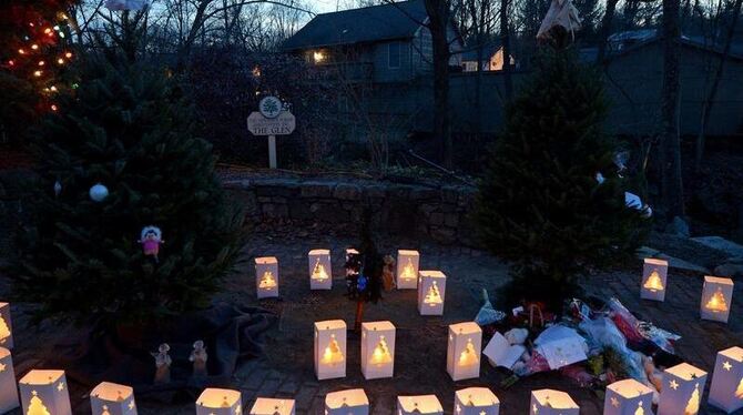 26 Laternen symbolisieren die Opfer des Amoklaufs an der US-Grundschule. Foto: Justin Lane  