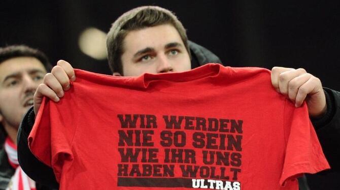 Ein Fan protestiert mit einem T-Shirt gegen das von der DFL verabschiedete Sicherheitskonzept. Foto: Roland Holschneider