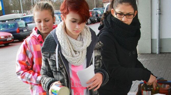 Mascha, Melisa und Sebnem sichten gespendete Lebensmittel.  FOTO: HAMMER