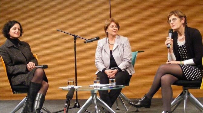 Im Dialog: Tübingens aktuelle Gleichstellungsbeauftragte Susanne Omran (links) und Edda Rosenfeld (rechts), die erste Stelleninh