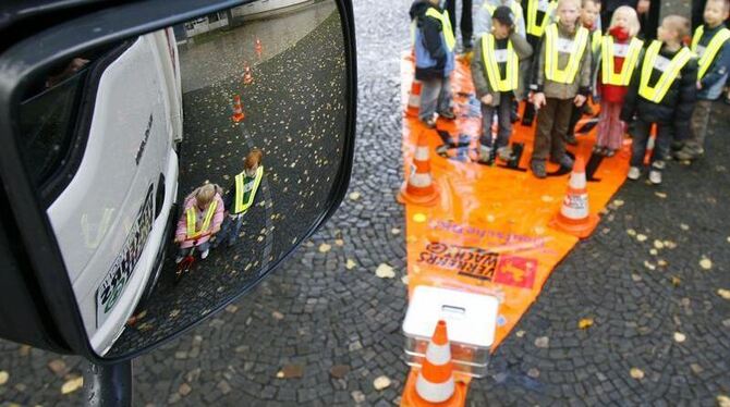 Verkehrserziehung: Kinder lernen den »toten Winkel« kennen. Foto: Jochen Lübke/Archiv