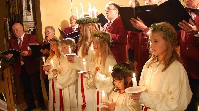 Auf ihrer weihnachtlichen Europareise bekam die Sängerrunde Hohenstein in der Oberstetter Kirche Besuch von der heiligen Lucia u